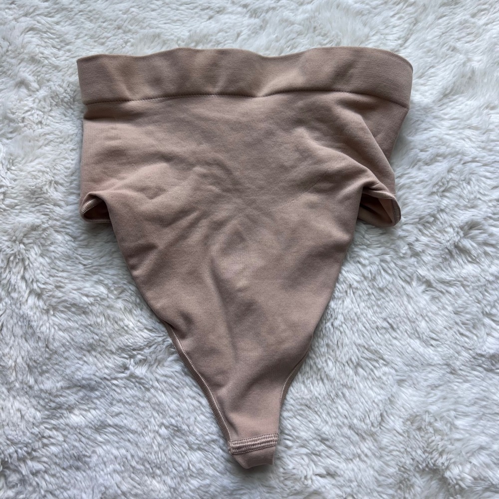 Skims Sculpting Mid Waist Thong Clay Neutral Shapewear Size Small RN 158973 NWOT